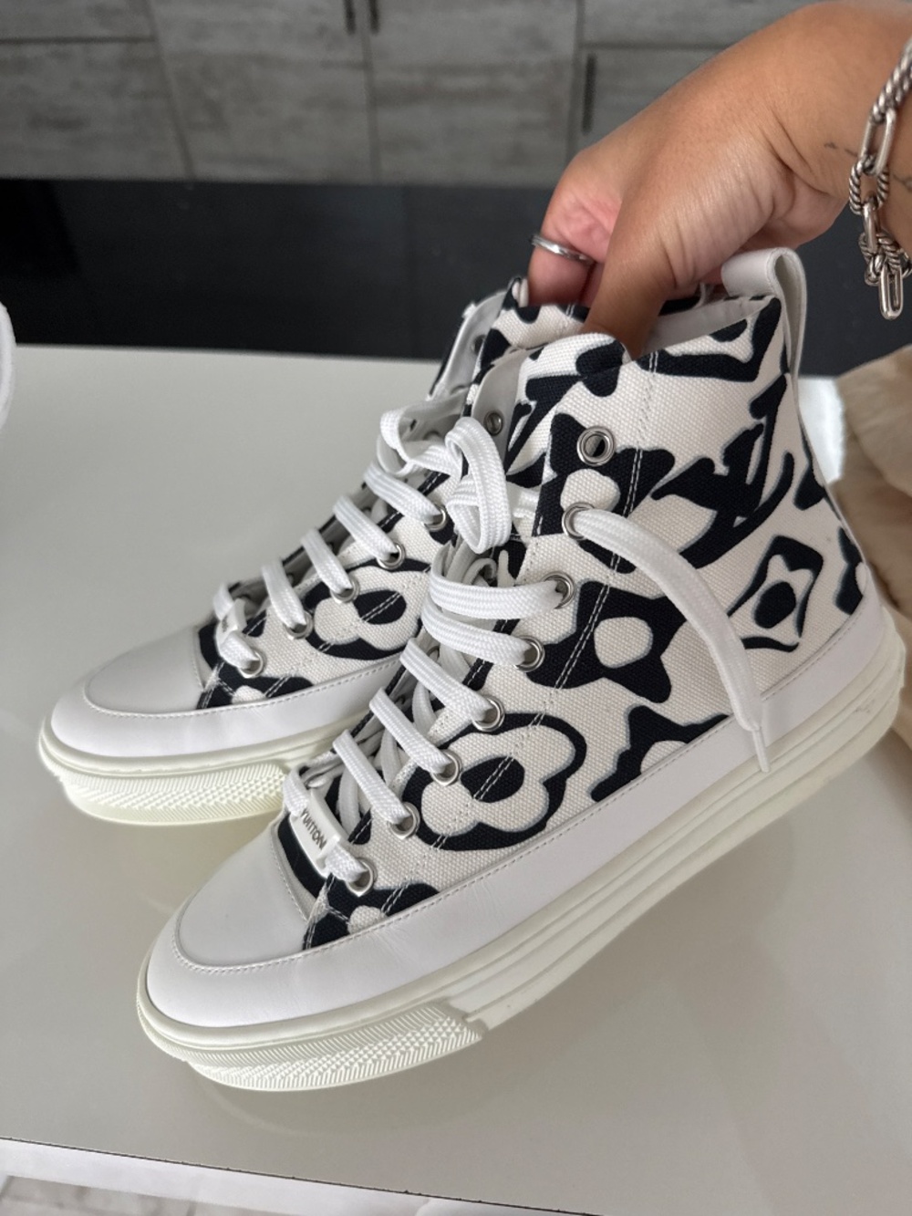 LV sneaker - Picture 5 of 5